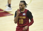 ac米兰体育官网-开拓者惜败马刺，米切尔爆发砍分