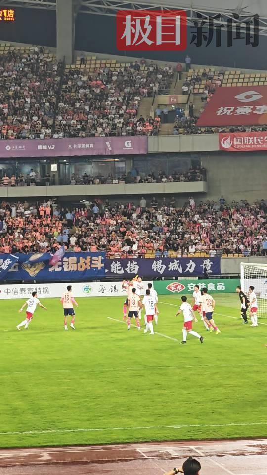 关于中国足球联赛沸腾赛场，球员实力尽显的信息