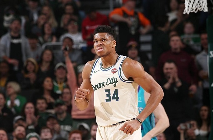 雄鹿大胜黄蜂，取得赛季三连胜