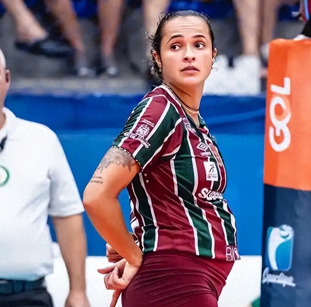 巴西女排队员力挽狂澜获得胜利