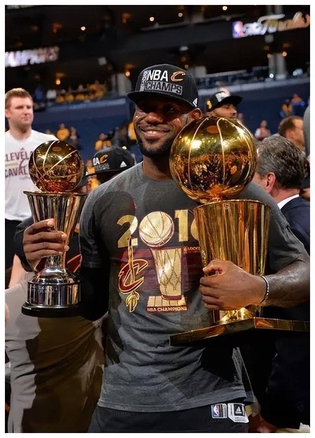 关于詹姆斯生涯助攻数超越传奇球星的信息