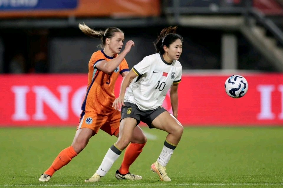 荷兰女足在友谊赛中取得胜利