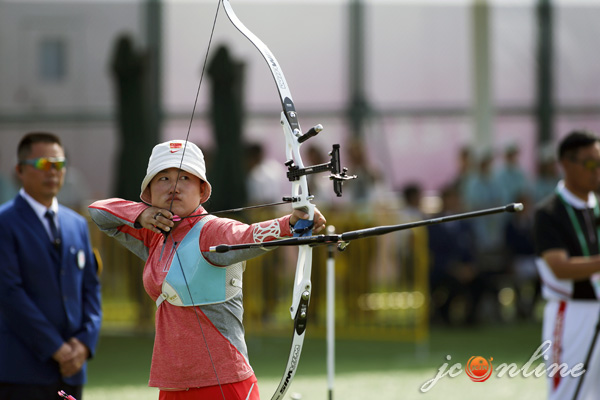 弓如满月，运动员射中目标！