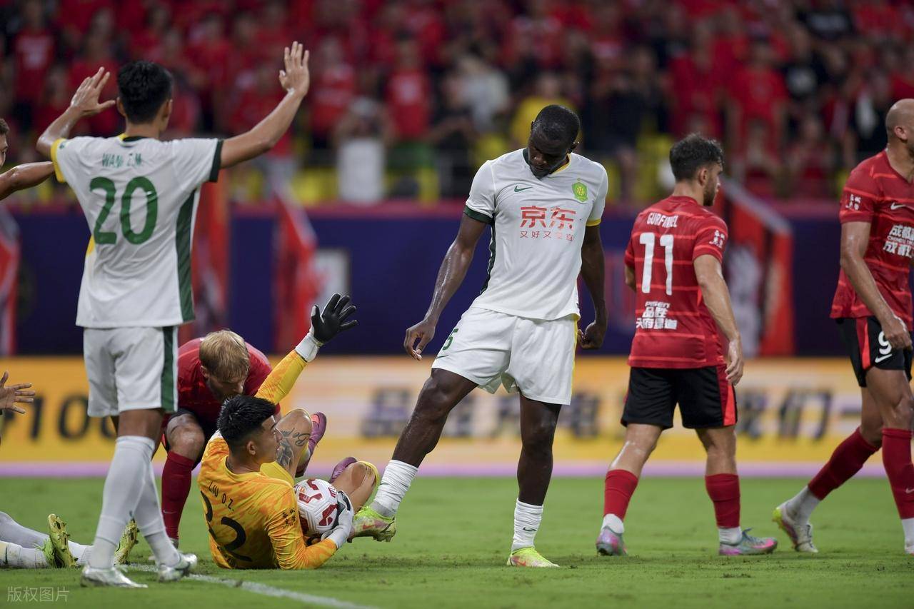 包含上海上港在比赛中遭遇激烈抗衡，险胜出线的词条